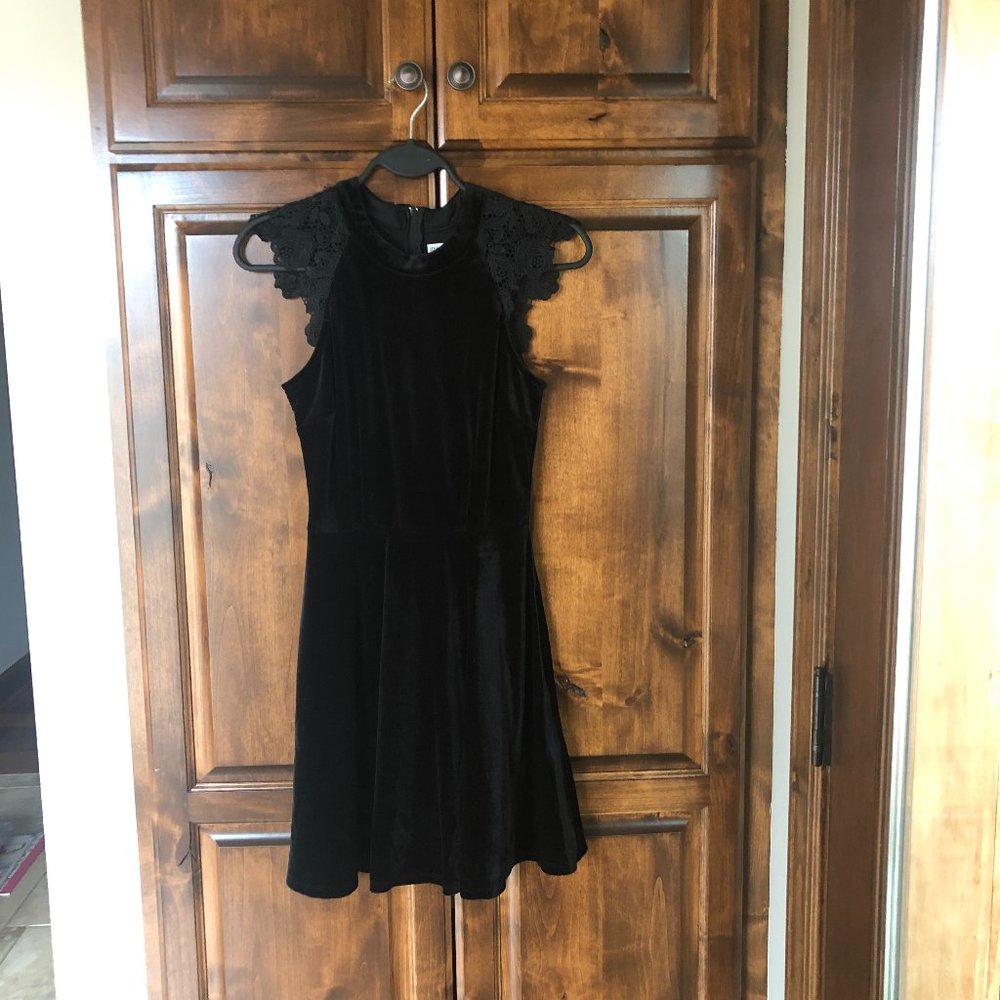 Speechless Women's Lace Cap Shoulder Skater Dress